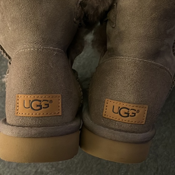 LOWEST!- Size 9 bailey button excellent condition Uggs. - Picture 3 of 15